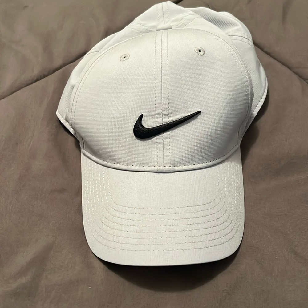 Men’s Nike hat in grey, adjustable Velcro
